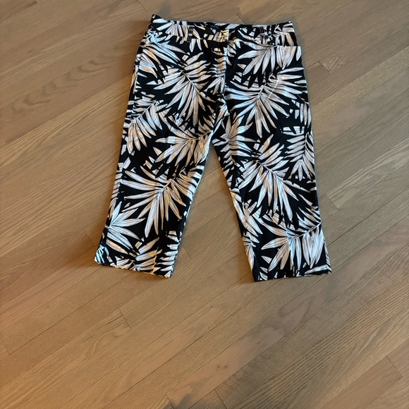 Tribal Black and White Leaf Pattern Women’s Cotton Capris Bottoms - Picture 1 of 8